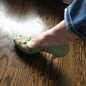 9.5 BCBG girls gorgeous mint with flower details